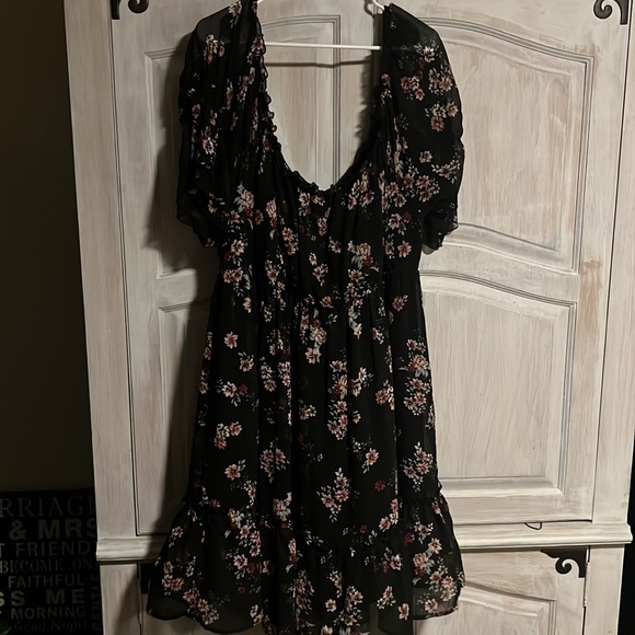 Black dress with flowers. Do not fit. - Picture 3 of 3